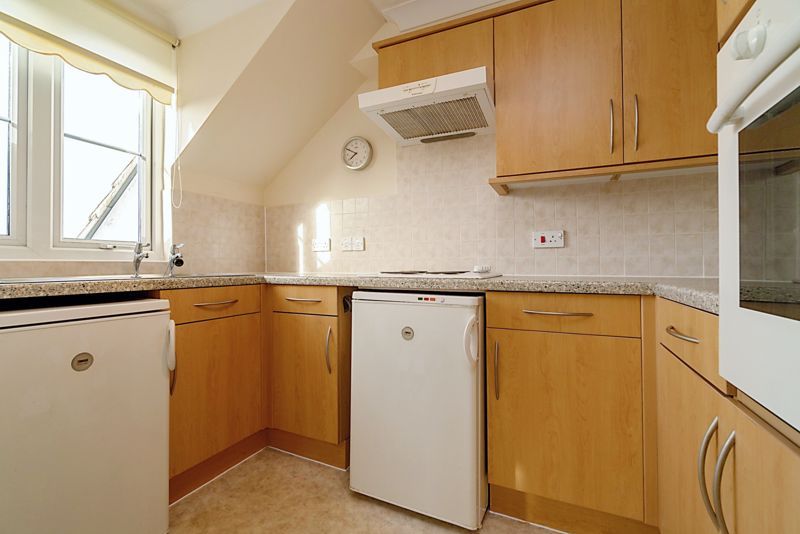 1 bed flat for sale in Lynton Court, Epsom KT17, £125,000