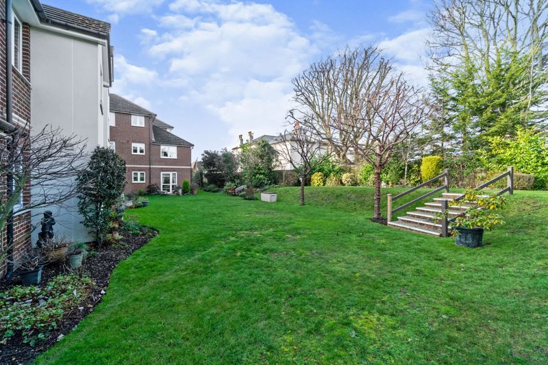 1 bed flat for sale in Lynton Court, Epsom KT17, £125,000