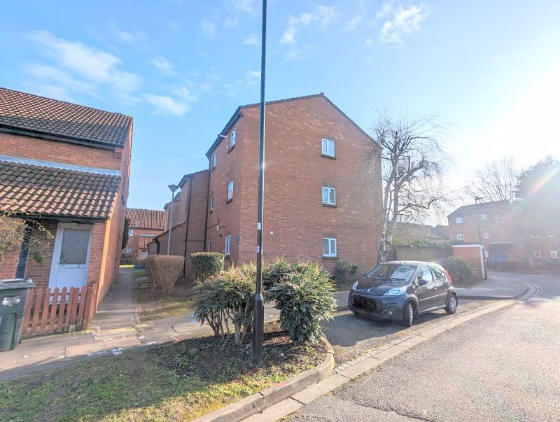 1 bed flat for sale in Nene Gardens, Feltham TW13, £226,500