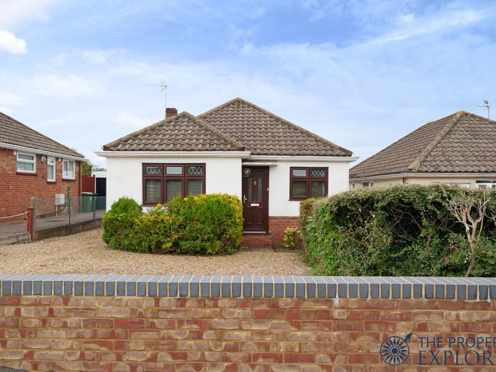 3 bed detached bungalow for sale in High Drive, Basingstoke RG22, £300,000