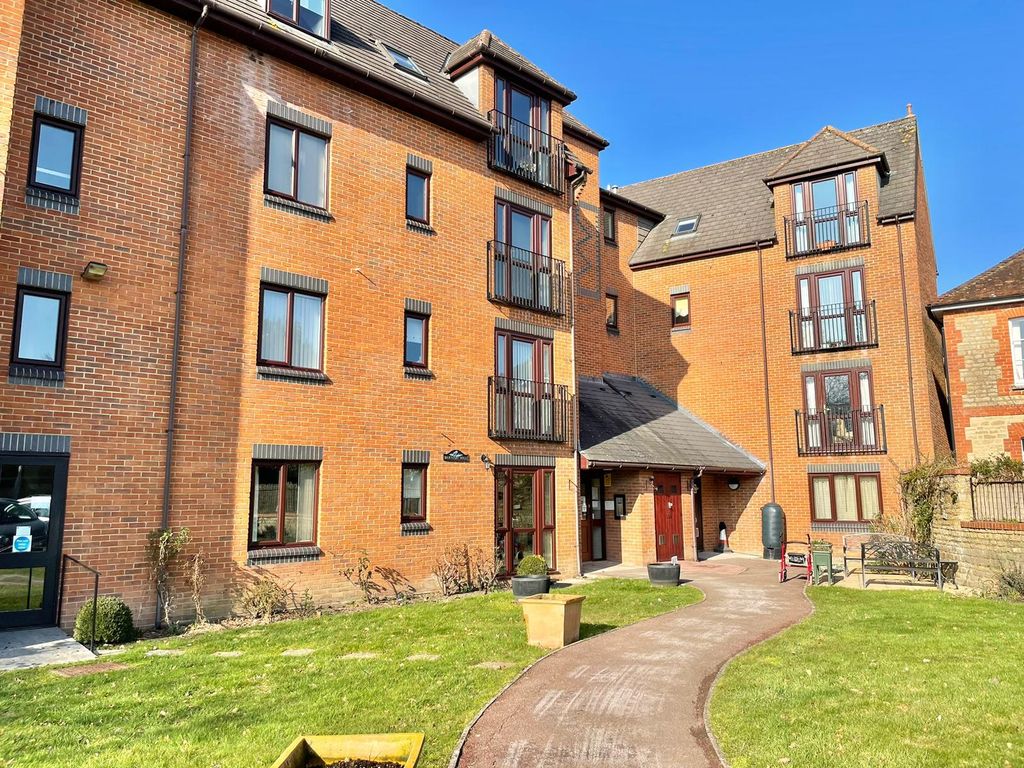 2 bed flat for sale in Barnaby Mead, Gillingham SP8, £175,000