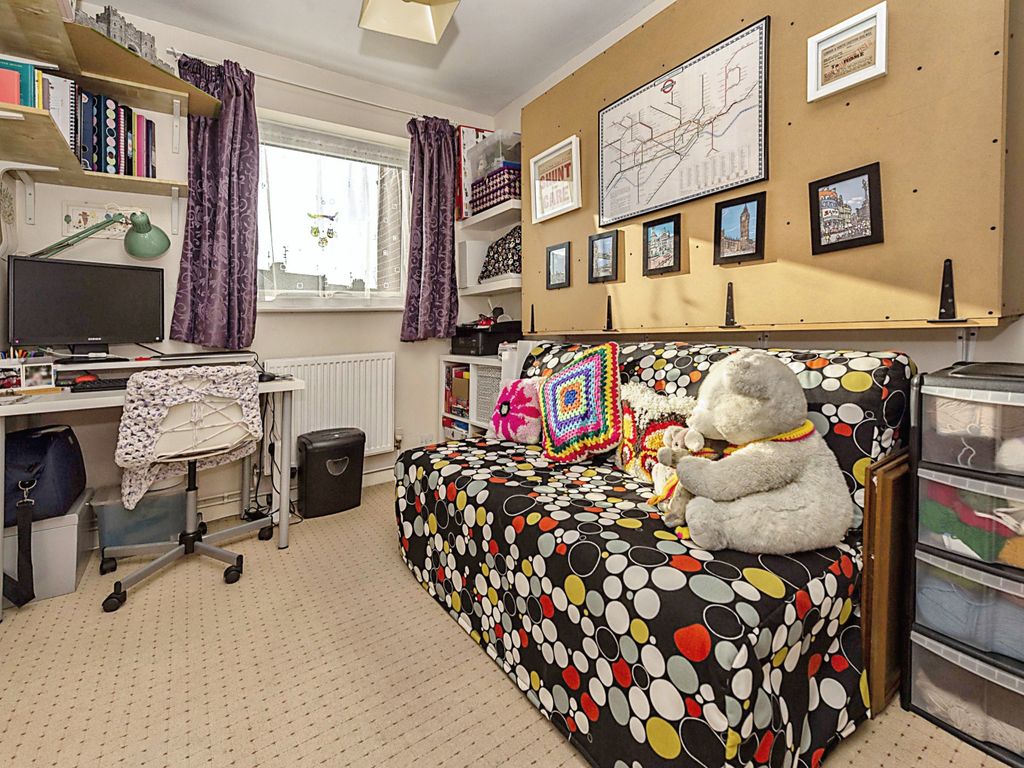 2 bed flat for sale in Gardenia Avenue, Luton, Bedfordshire LU3, £175,000
