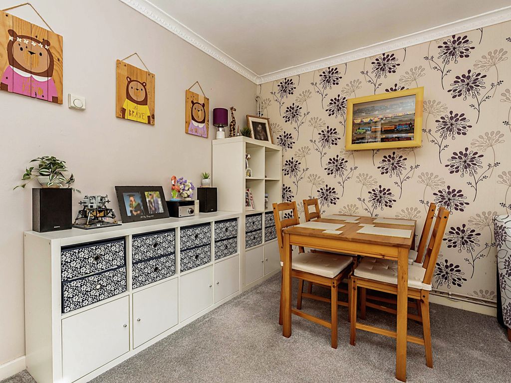 2 bed flat for sale in Gardenia Avenue, Luton, Bedfordshire LU3, £175,000