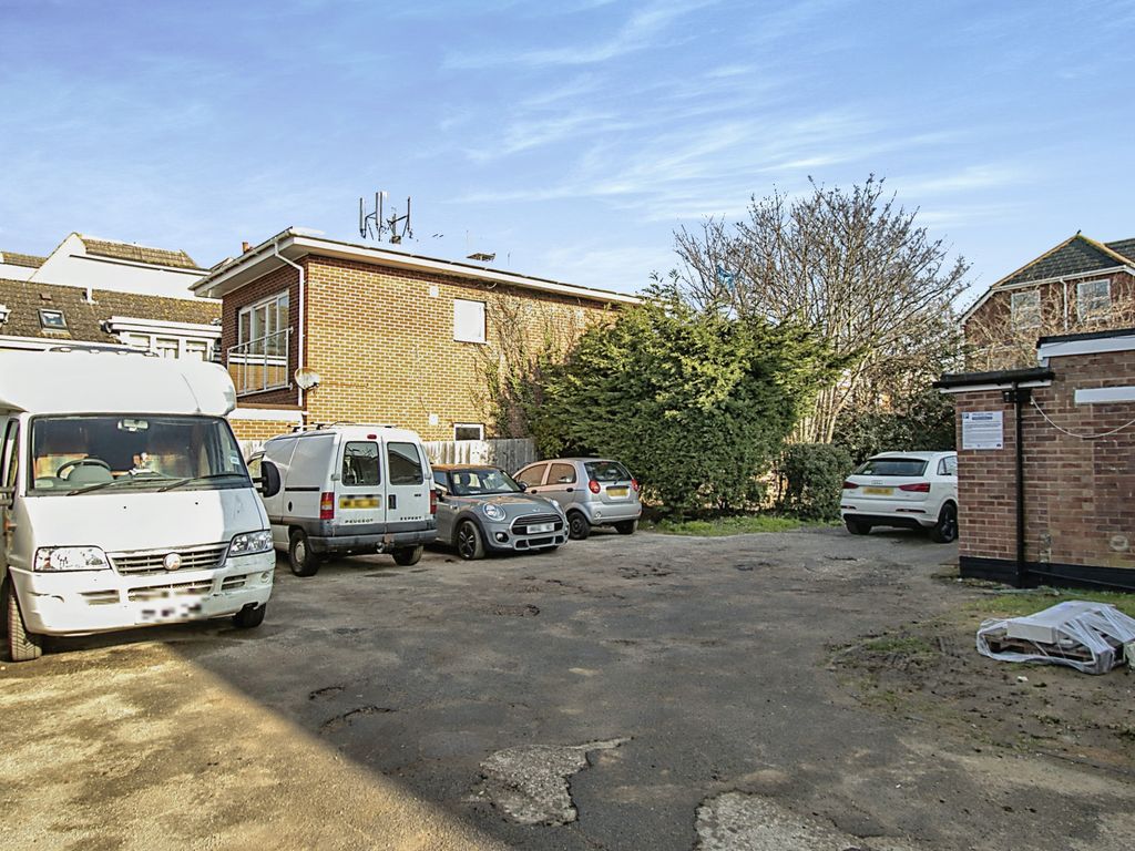 1 bed flat for sale in Hawkwood Road, Bournemouth BH5, £140,000