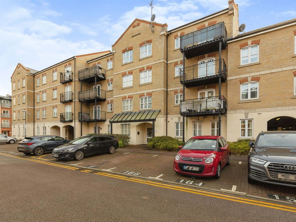 2 bed flat for sale in Coxhill Way, Aylesbury HP21, £220,000