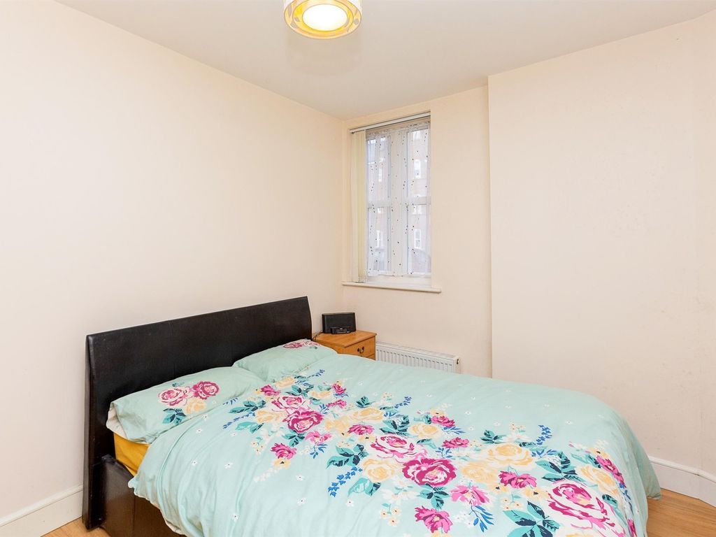 2 bed flat for sale in Coxhill Way, Aylesbury HP21, £220,000