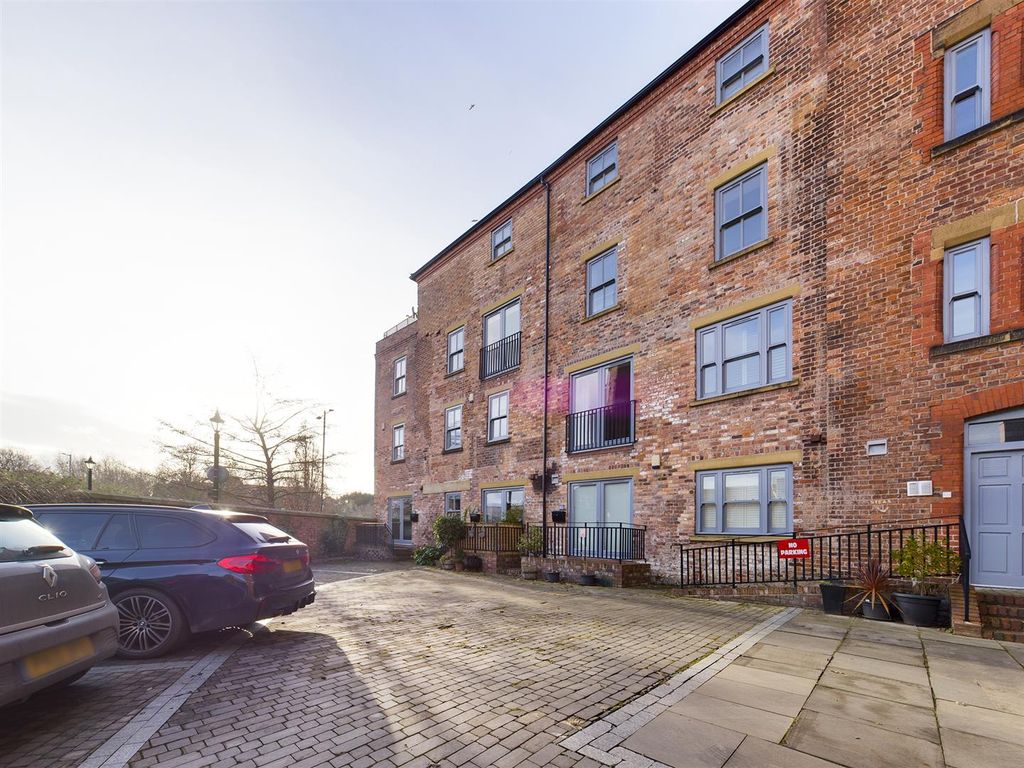 2 bed flat for sale in Tuttle Street, Wrexham LL13, £129,950
