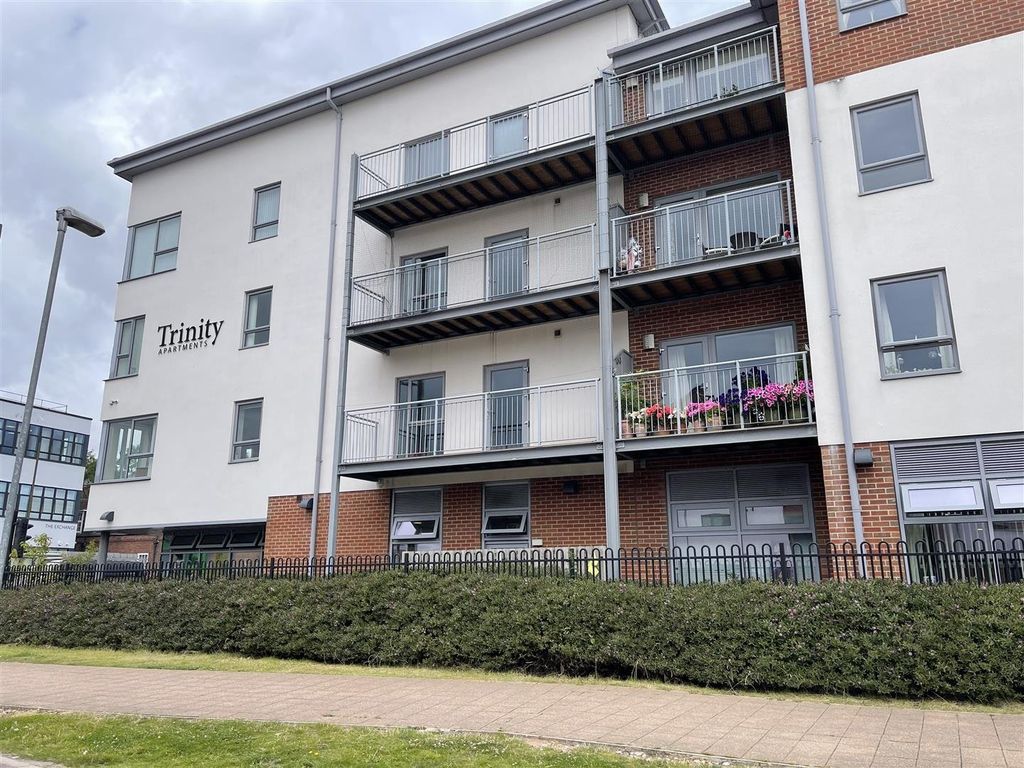 2 bed flat for sale in Trinity Way, Shirley, Solihull B90, £127,500