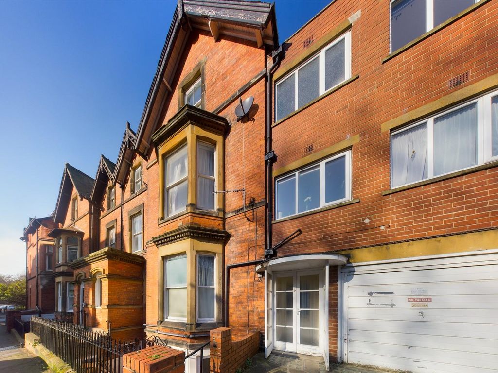 2 bed flat for sale in Belmont Road, Scarborough YO11, £120,000