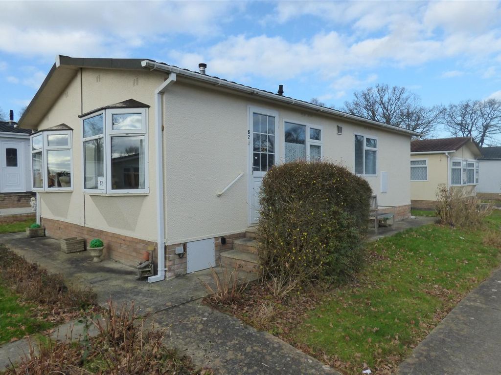 2 bed mobile/park home for sale in Ram Hill, Coalpit Heath, Bristol BS36, £140,000
