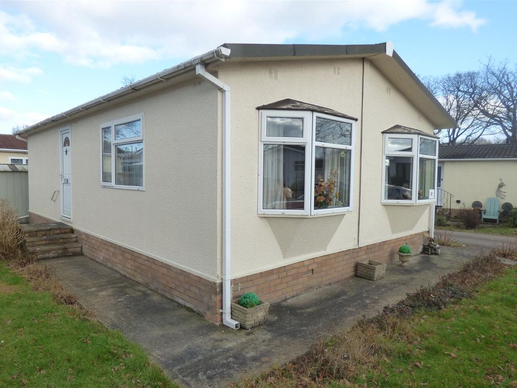 2 bed mobile/park home for sale in Ram Hill, Coalpit Heath, Bristol BS36, £140,000