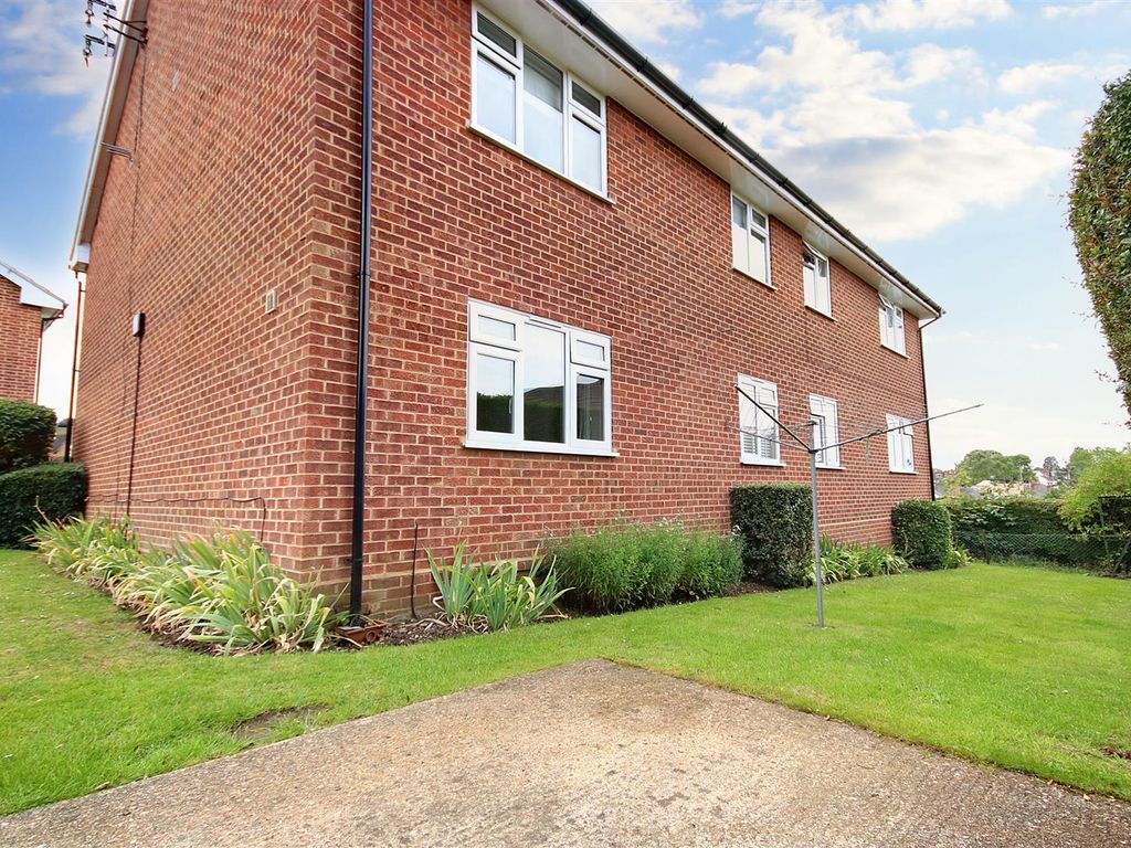 2 bed maisonette for sale in Albert Road, Ashtead KT21, £315,000