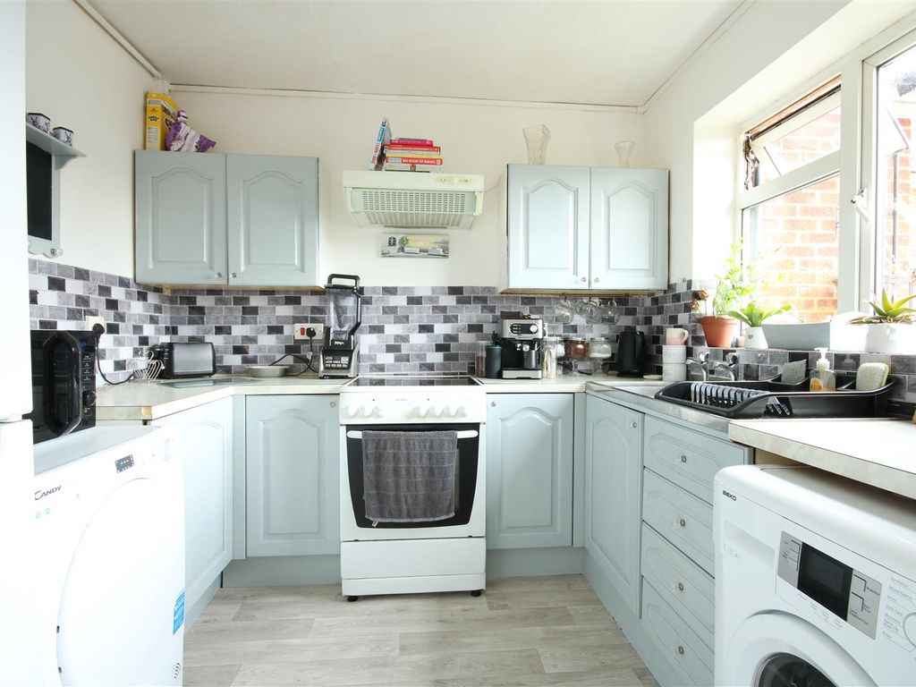 2 bed maisonette for sale in Albert Road, Ashtead KT21, £315,000