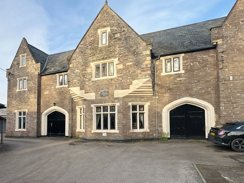 2 bed flat for sale in Union Road West, Abergavenny NP7, £275,000