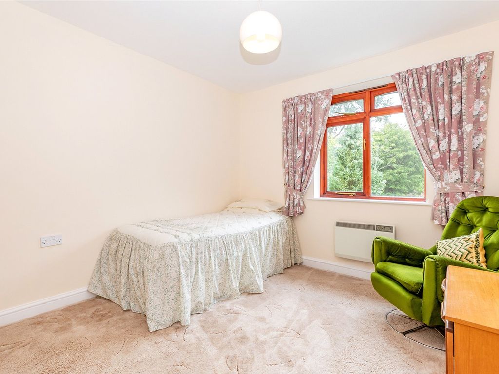 2 bed flat for sale in Paynes Court, High Street, Buckingham MK18, £175,000