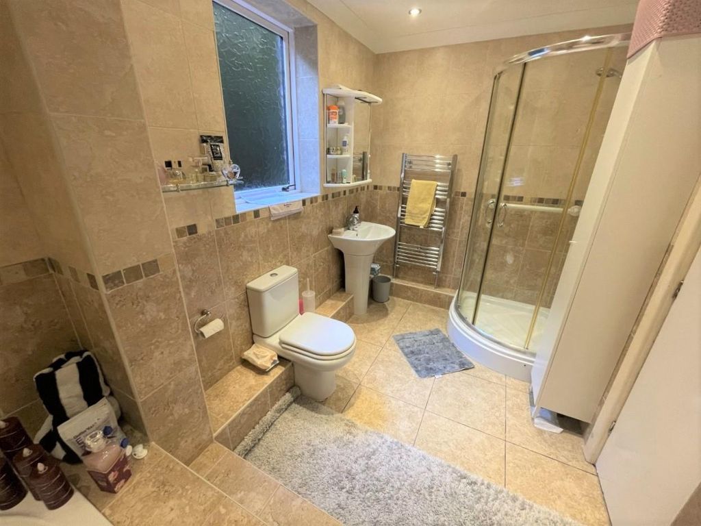 1 bed flat for sale in Heath Court, Heath Close West Cross, Swansea SA3, £185,000