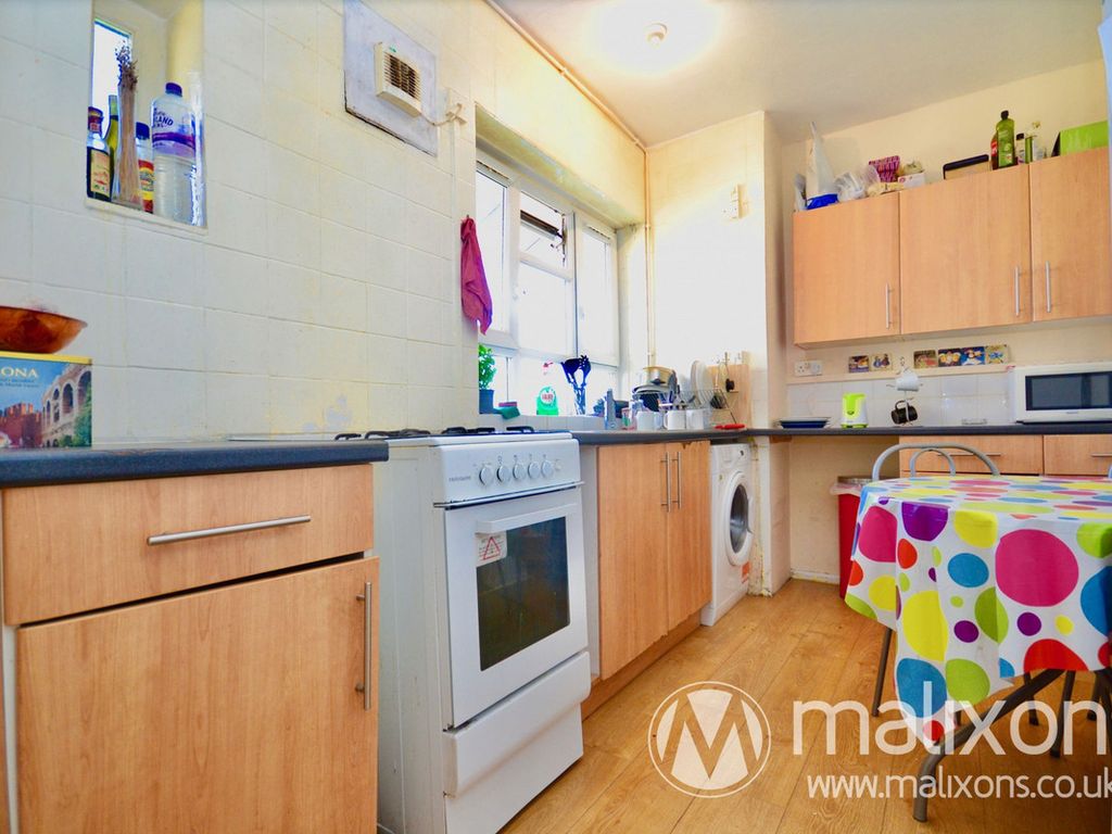 2 bed flat for sale in Holmewood Gardens, London SW2, £290,000