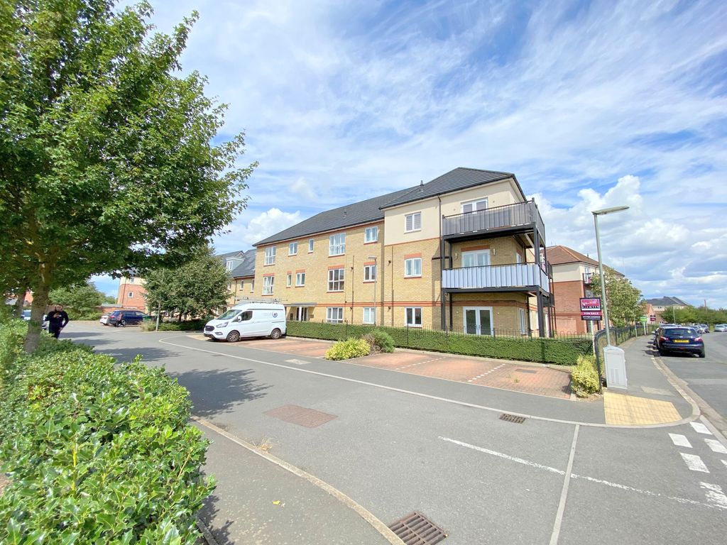 2 bed flat for sale in Holywell Way, Staines TW19, £275,000