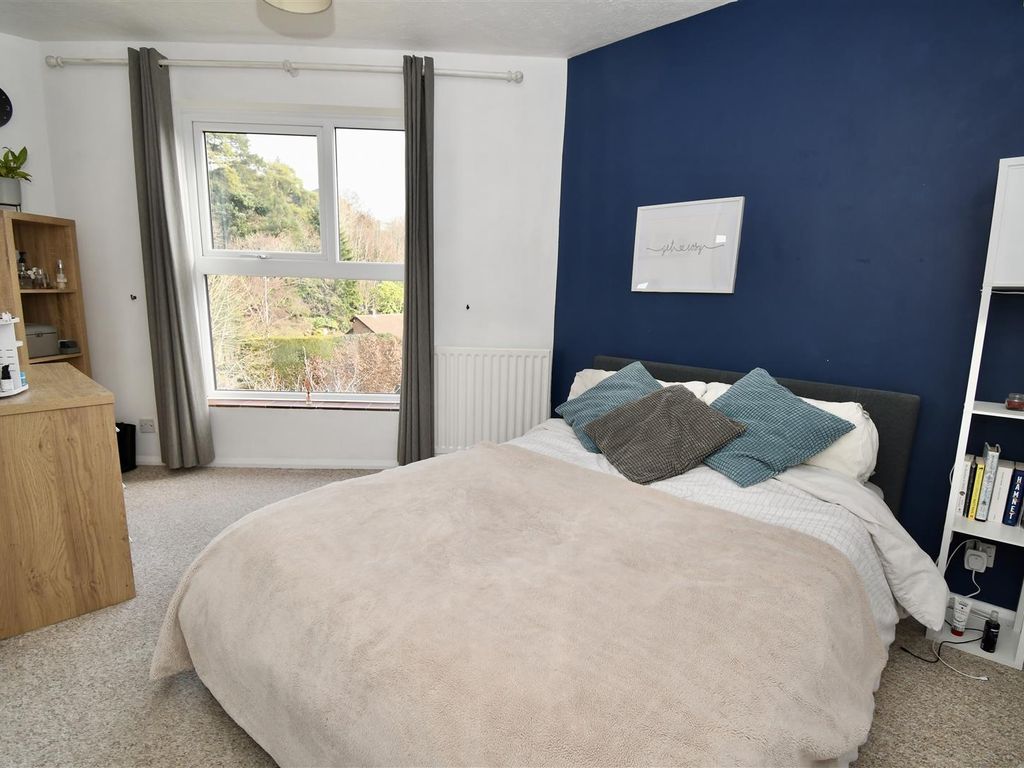 2 bed flat for sale in Chapel Fields, Charterhouse Road, Godalming GU7, £259,500
