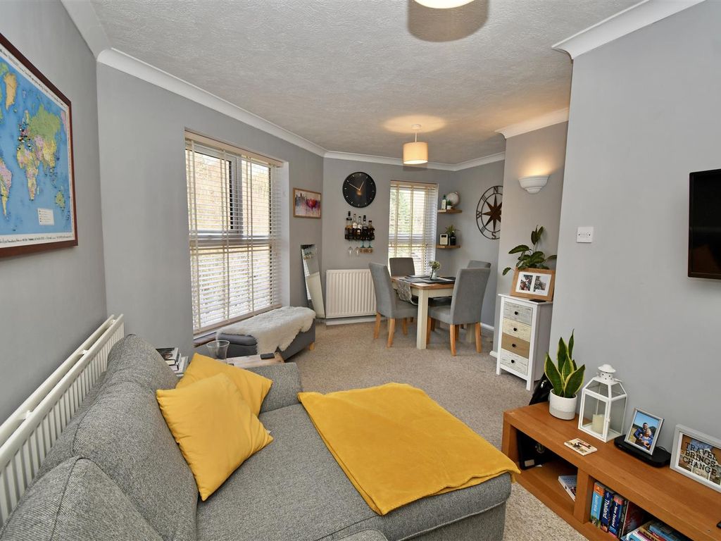 2 bed flat for sale in Chapel Fields, Charterhouse Road, Godalming GU7, £259,500