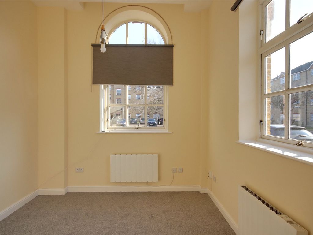 1 bed flat for sale in Harston Drive, Enfield EN3, £185,000