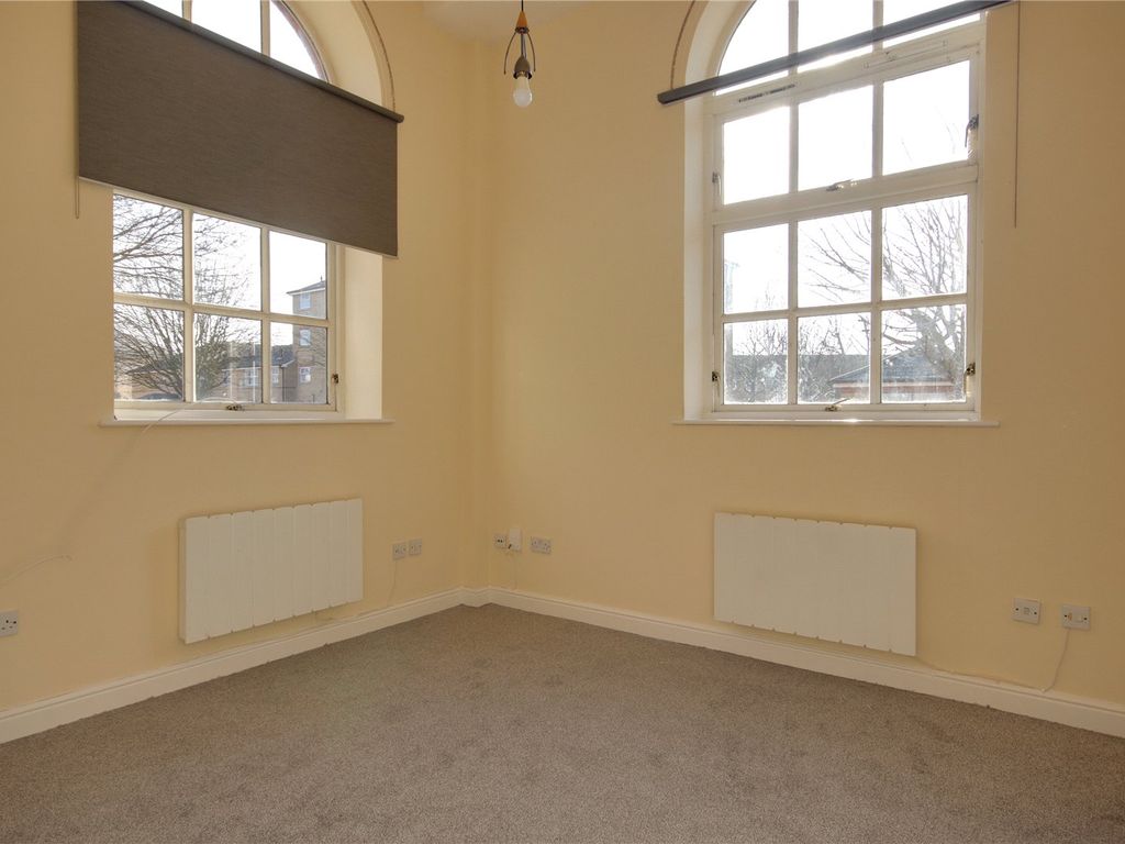 1 bed flat for sale in Harston Drive, Enfield EN3, £185,000