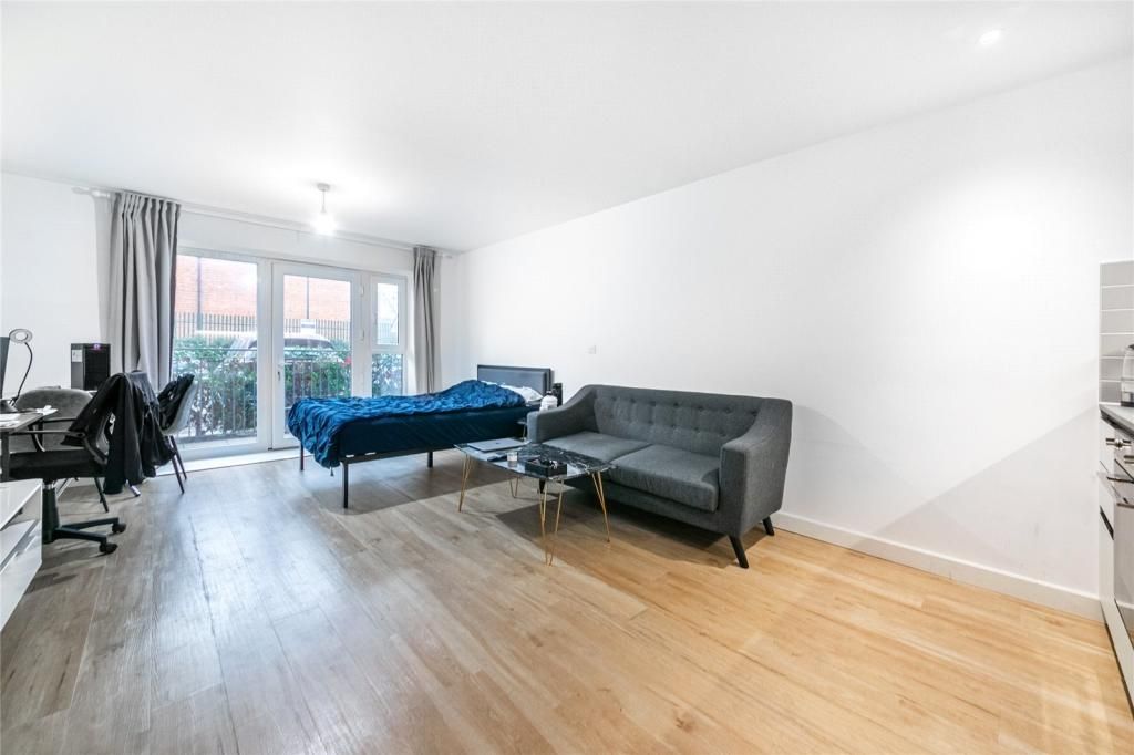 1 bed flat for sale in Beaufort Square, London NW9, £315,000
