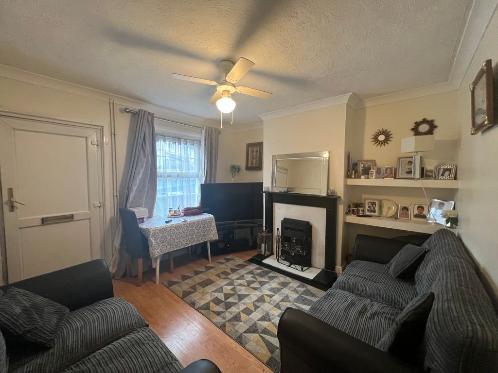 2 bed terraced house for sale in High Street, Aldershot GU12, £230,000