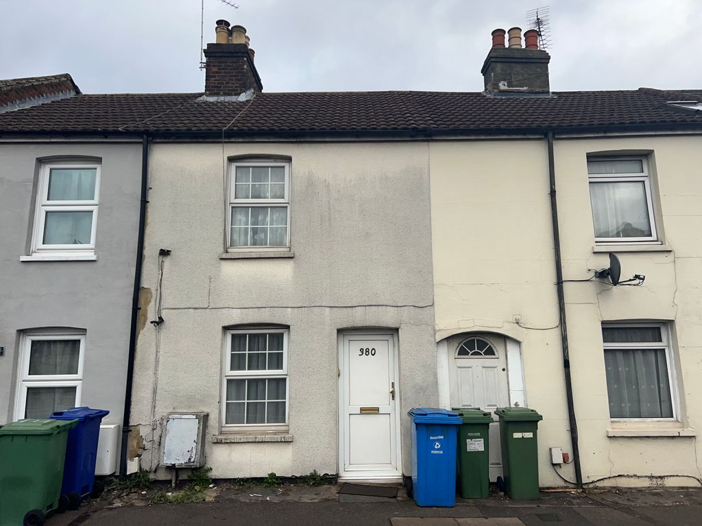2 bed terraced house for sale in High Street, Aldershot GU12, £230,000