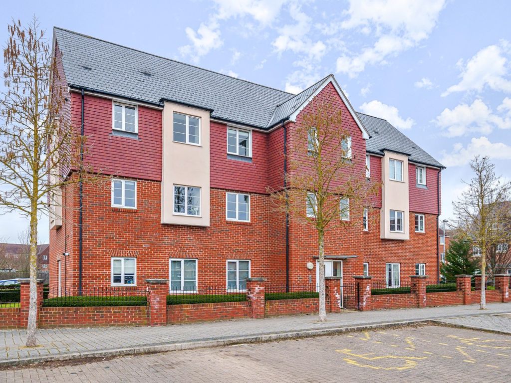 2 bed flat for sale in Sparrowhawk Way, Bracknell, Berkshire RG12, £260,000