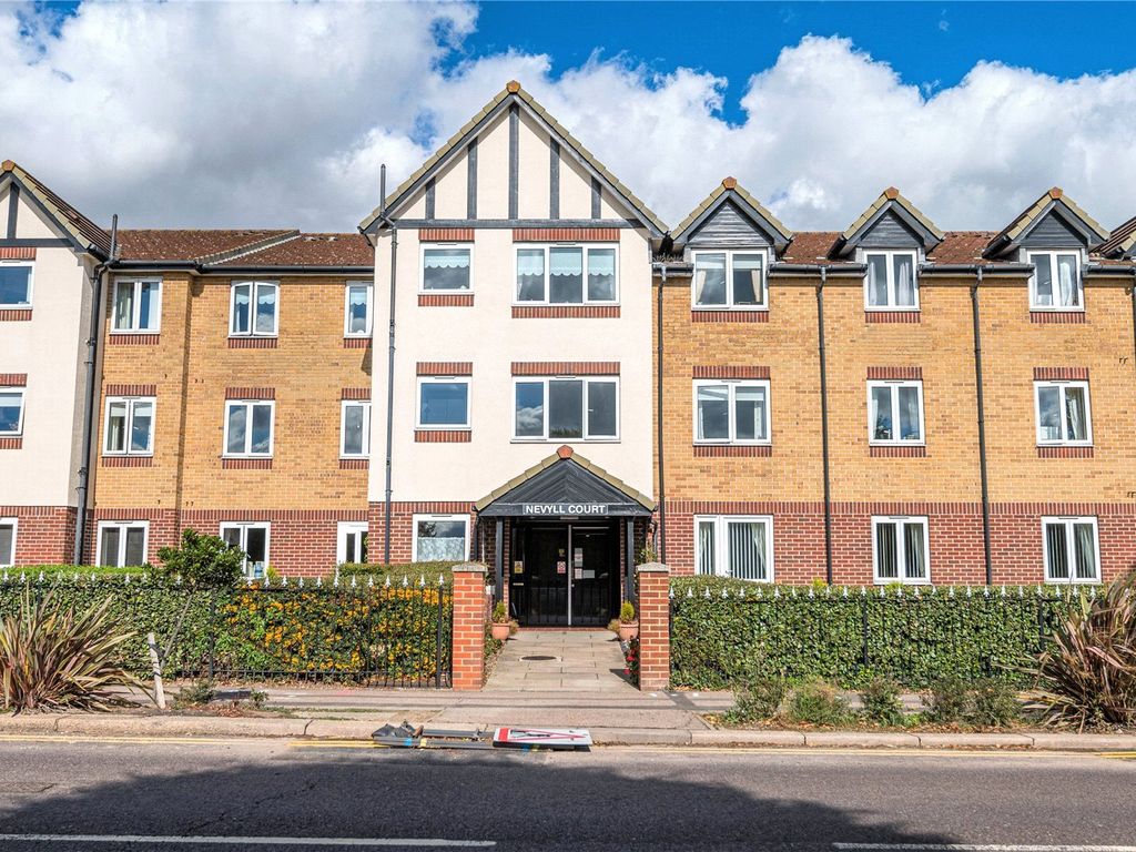 2 bed flat for sale in Station Road, Thorpe Bay, Essex SS1, £239,995