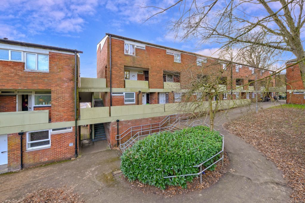 3 bed flat for sale in Meadowlea, Madeley TF7, £94,995