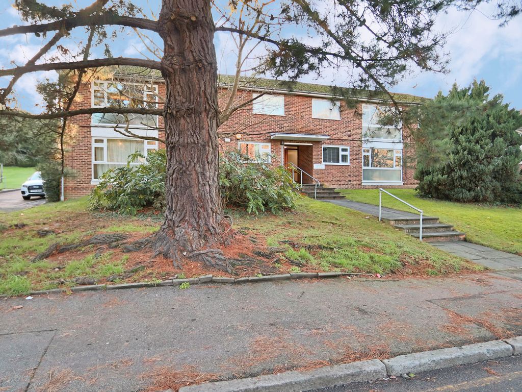 2 bed flat for sale in Old Lodge Lane, Purley CR8, £280,000