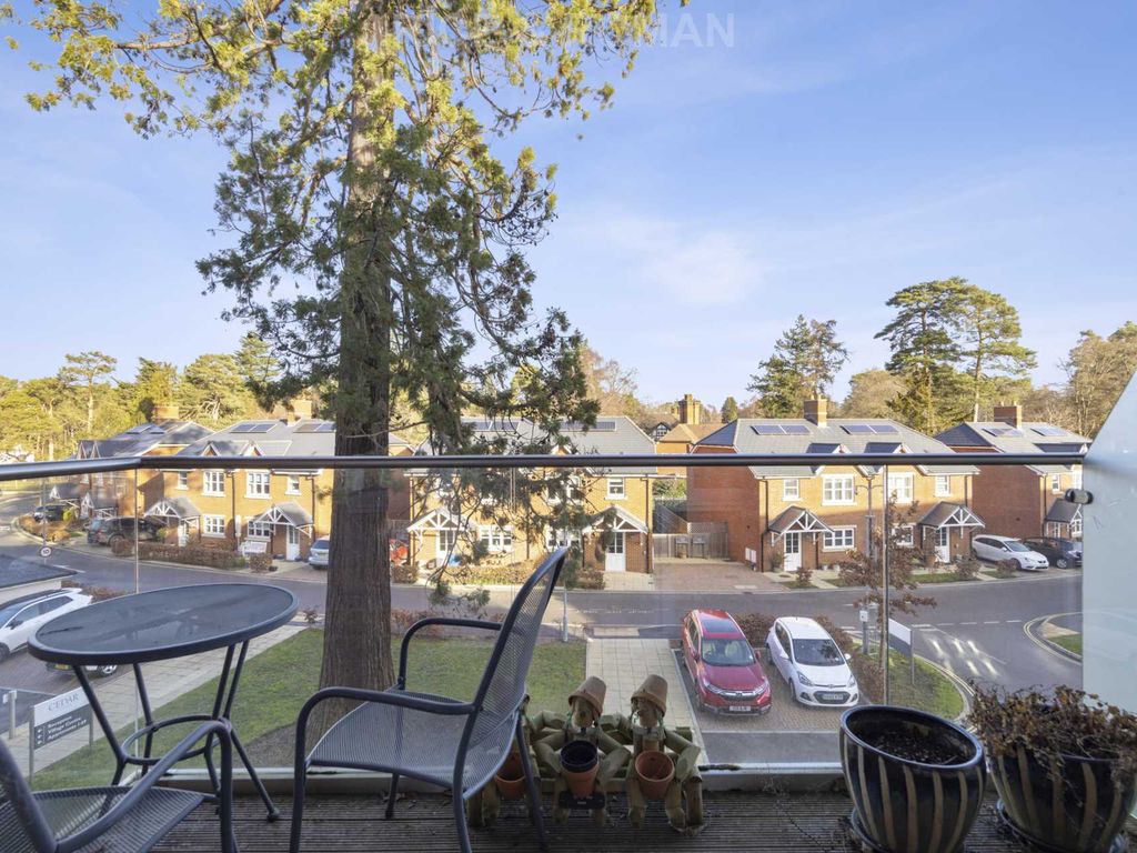 1 bed flat for sale in Lynwood Village, Ascot SL5, £240,000