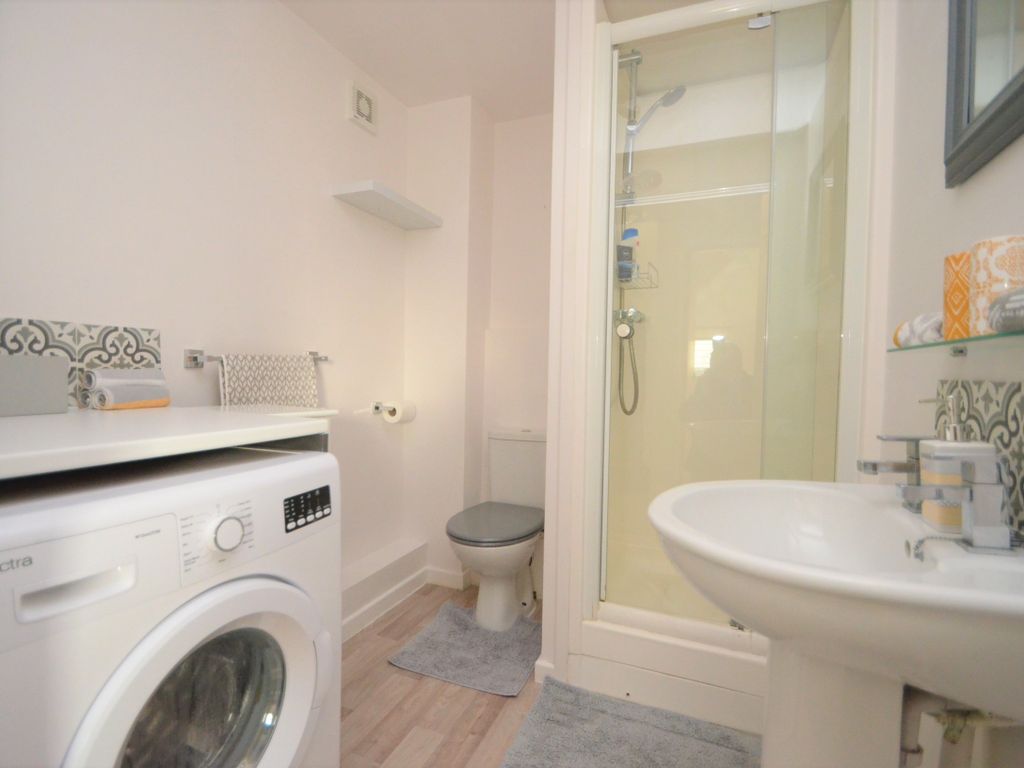 2 bed flat for sale in Follager Road, Rugby CV21, £115,000