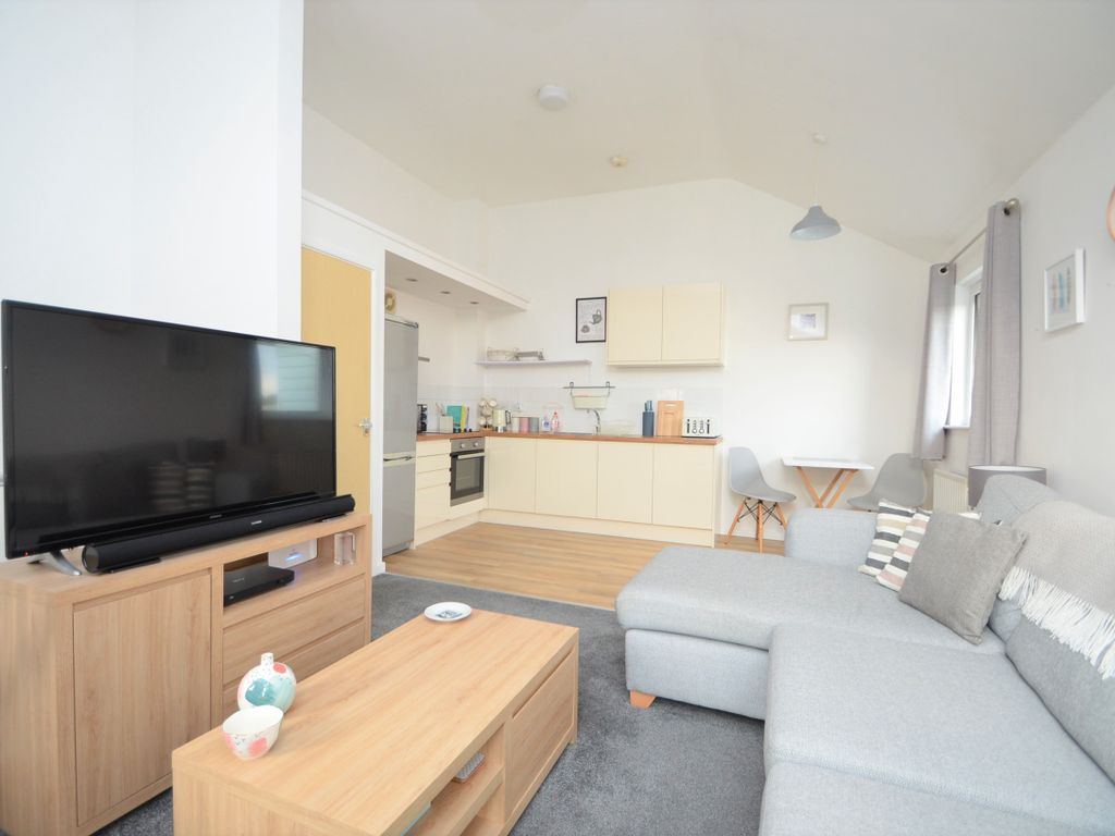 2 bed flat for sale in Follager Road, Rugby CV21, £115,000