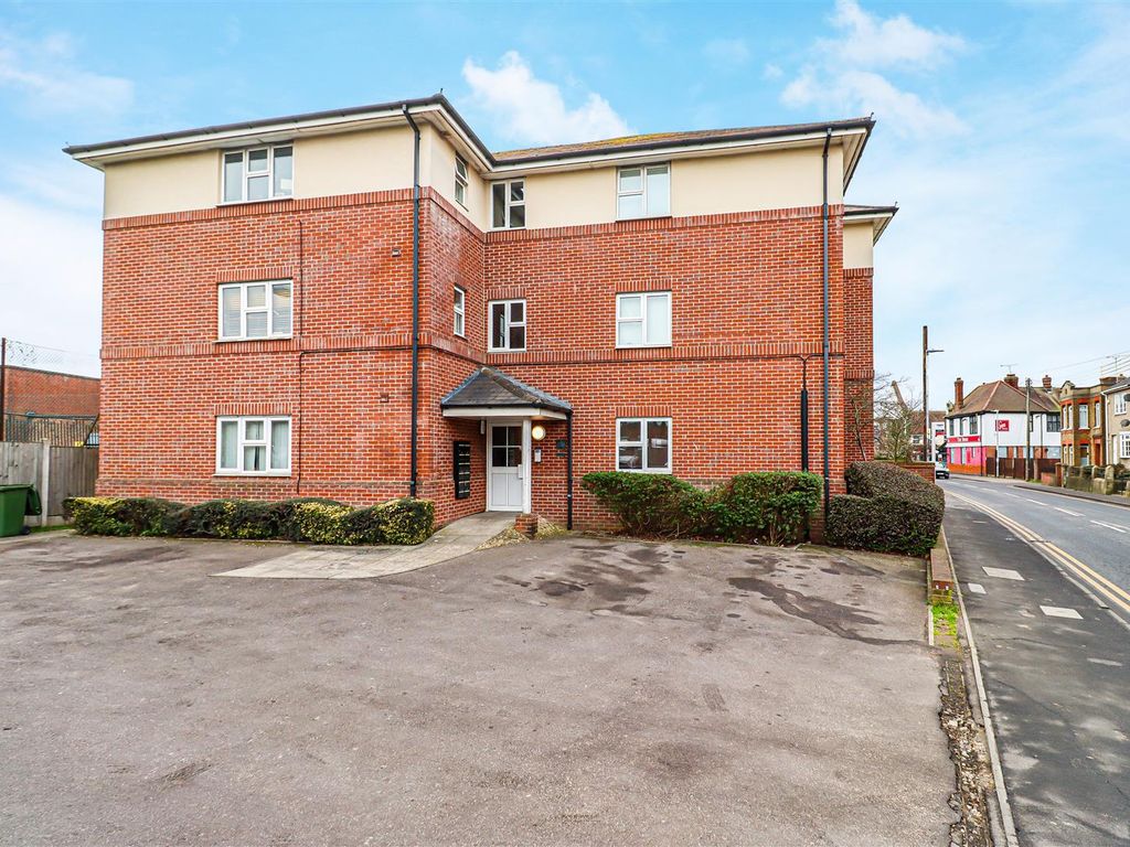 2 bed flat for sale in Swan Lane, Wickford SS11, £200,000