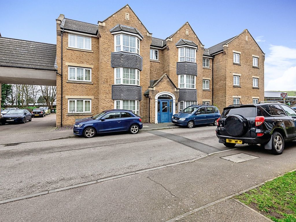 1 bed flat for sale in Luton Road, Dunstable LU5, £150,000