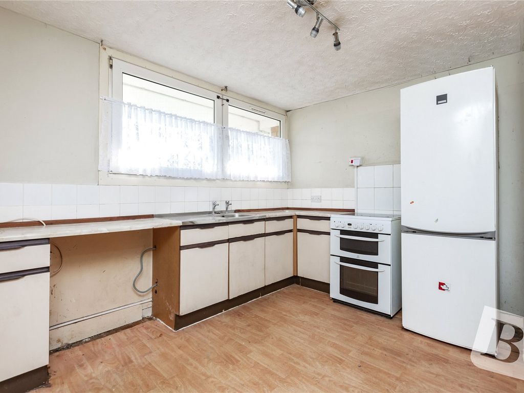 3 bed flat for sale in Lincoln Road, Basildon, Essex SS14, £140,000