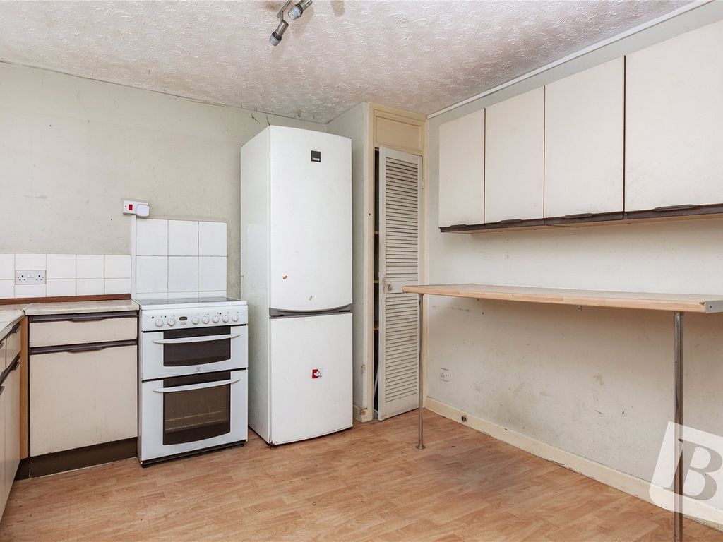 3 bed flat for sale in Lincoln Road, Basildon, Essex SS14, £140,000