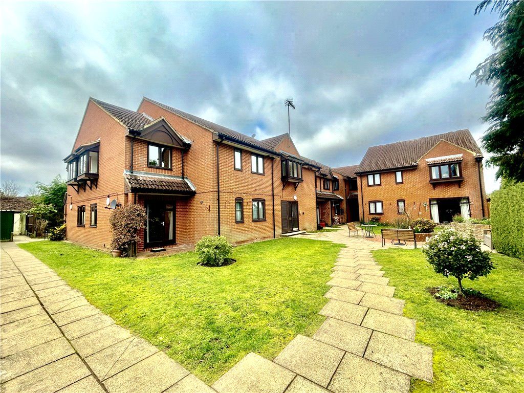 2 bed flat for sale in Eastwood Lodge, Eastwood Road, Bramley GU5, £160,000