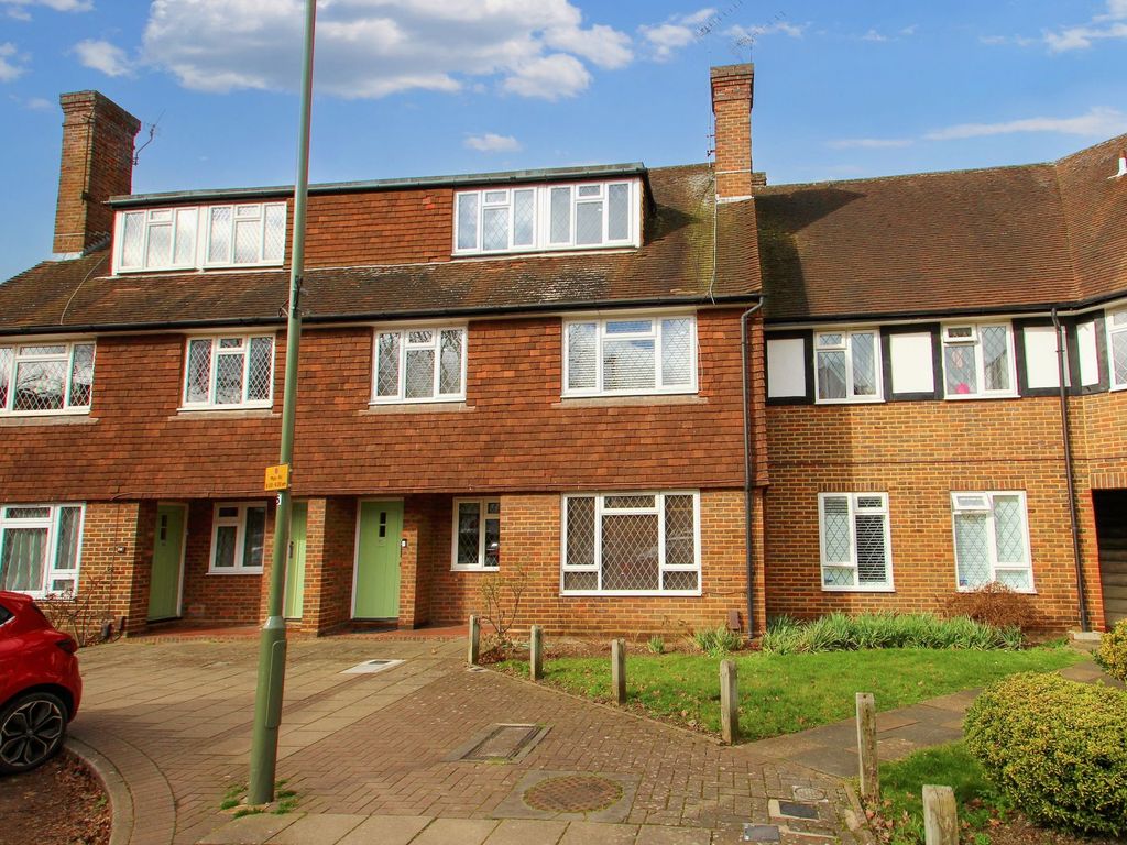 2 bed flat for sale in Station Approach, Hinchley Wood KT10, £295,000