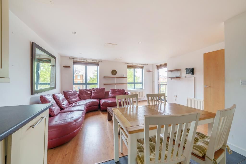 1 bed flat for sale in Buckingham Court, Aylesbury HP20, £160,000