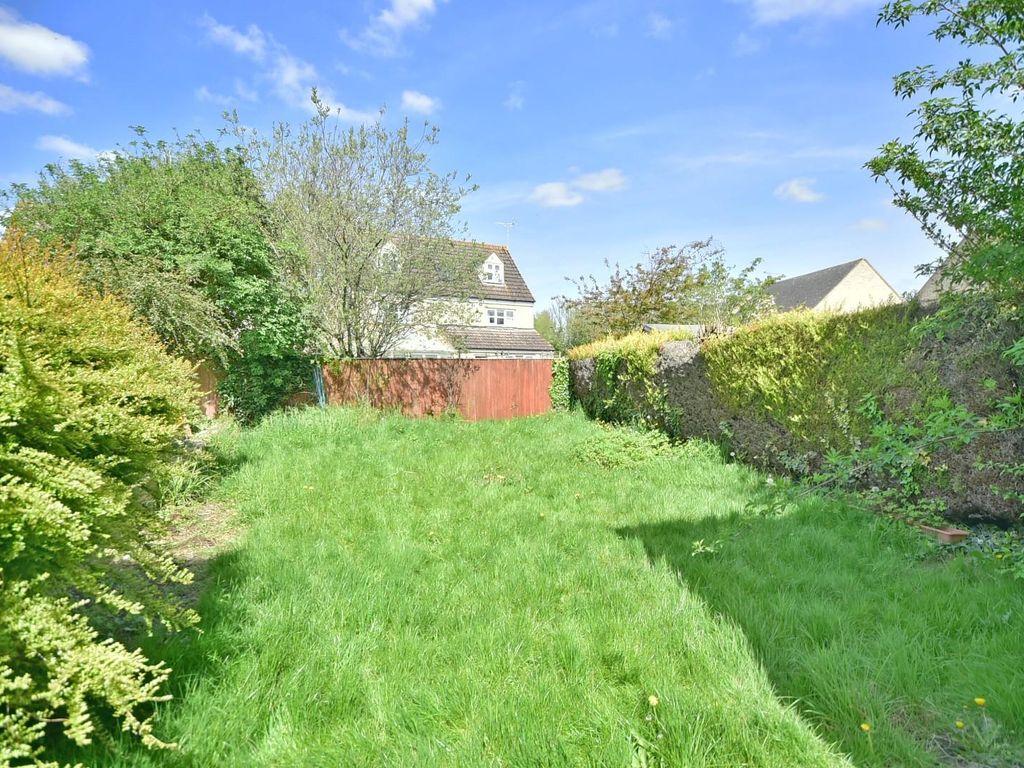 2 bed end terrace house for sale in Perrinsfield, Lechlade GL7, £225,000