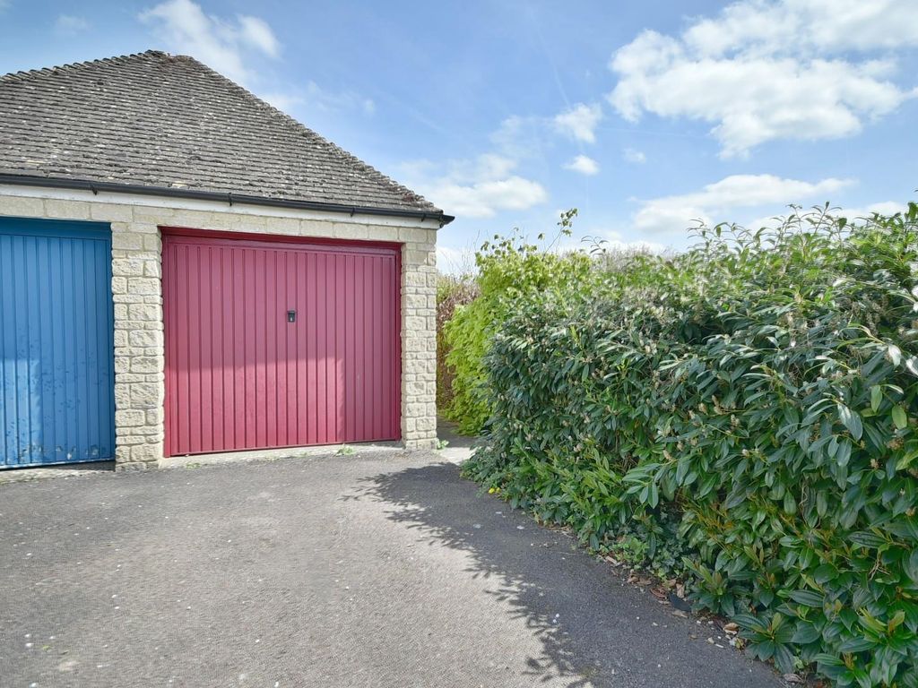 2 bed end terrace house for sale in Perrinsfield, Lechlade GL7, £225,000