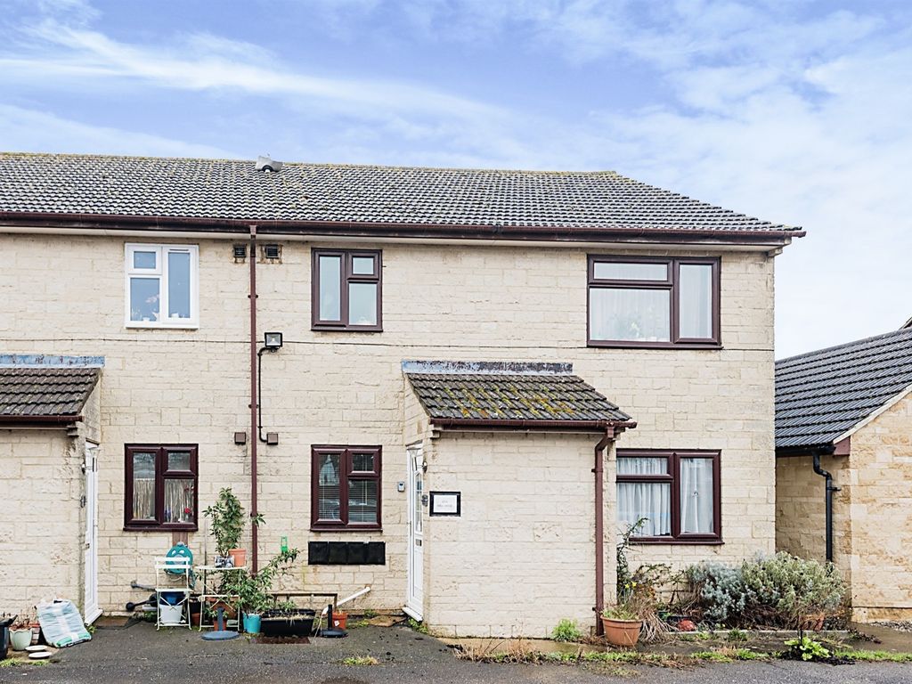 2 bed flat for sale in Hill View, Carterton OX18, £140,000