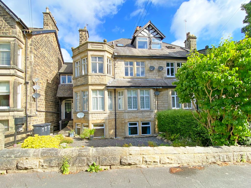 3 bed flat for sale in West Cliffe Grove, Harrogate HG2, £225,000