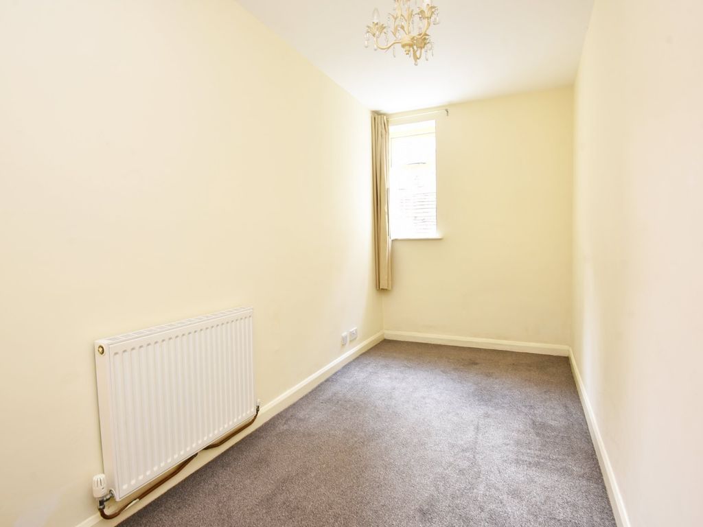 3 bed flat for sale in West Cliffe Grove, Harrogate HG2, £225,000