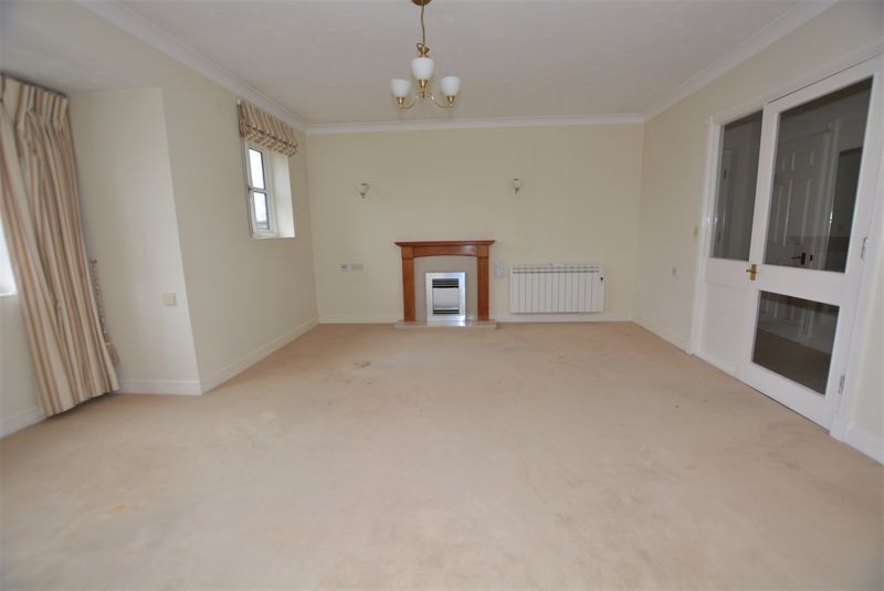 2 bed flat for sale in Maxwell Road, Beaconsfield HP9, £300,000
