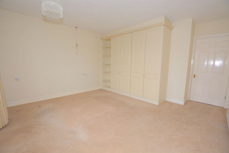2 bed flat for sale in Maxwell Road, Beaconsfield HP9, £300,000